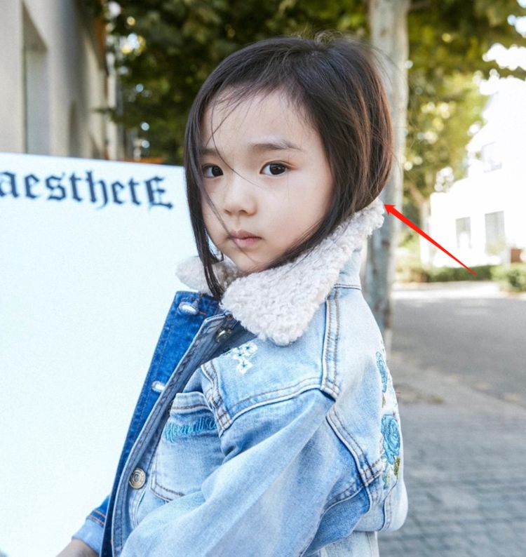 董璇女儿被迫营业赚钱？4岁便出来拍广告，眼神早已透露一切