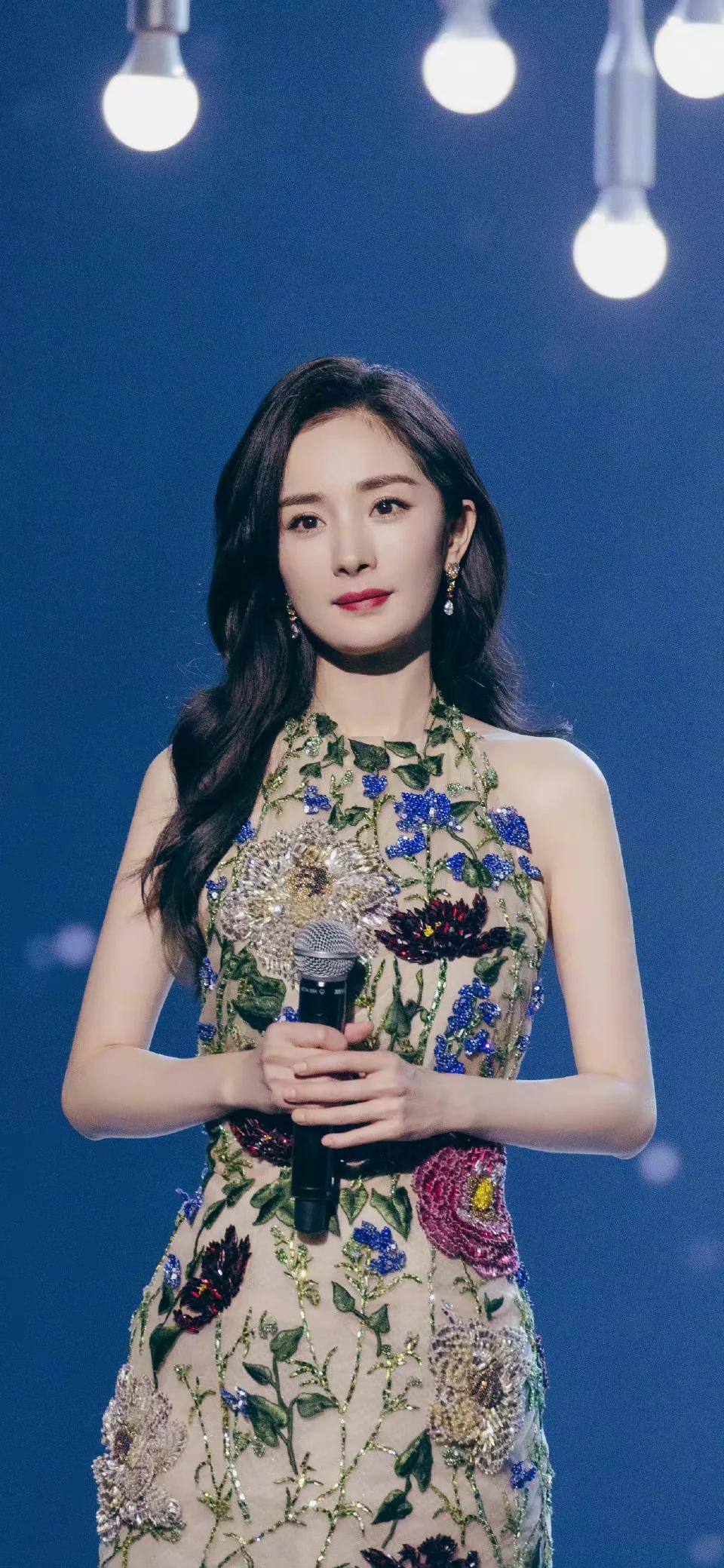 杨幂靓照来袭，倾国又倾城