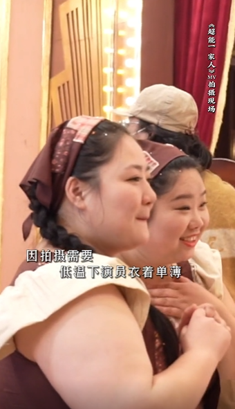 沈腾片场好暖心！不忍女演员低温受冻，亲自递毛毯让对方红了眼