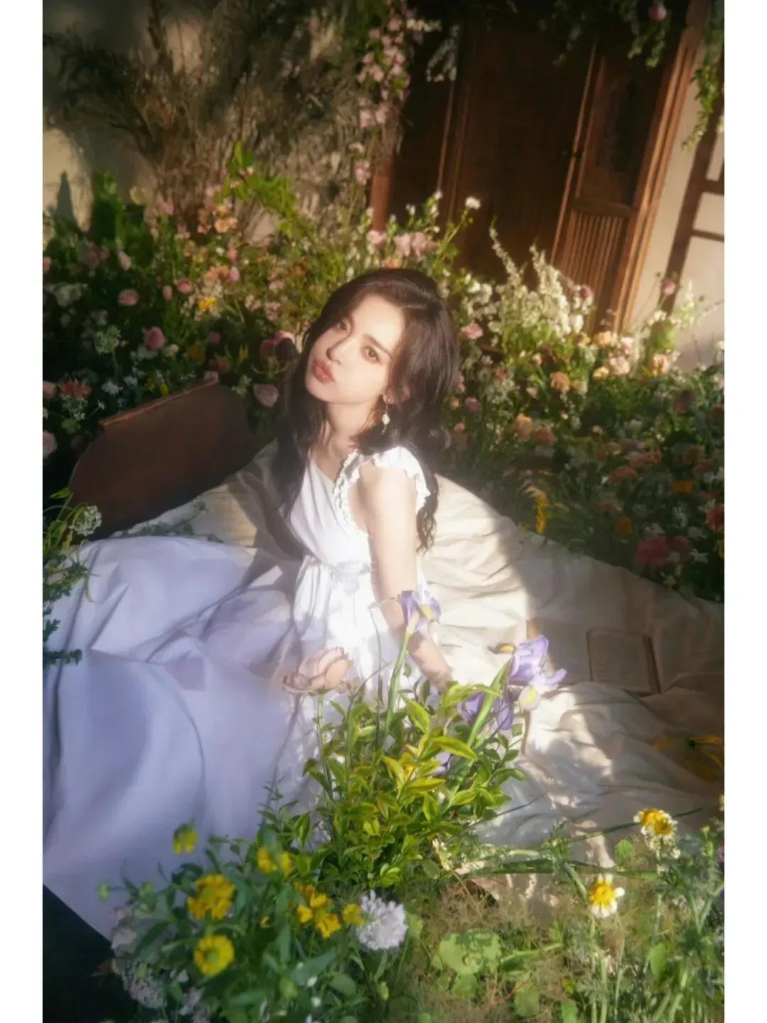 古力娜扎穿初恋白吊带裙，让人无法拒绝的纯美，汇聚仙气与活力