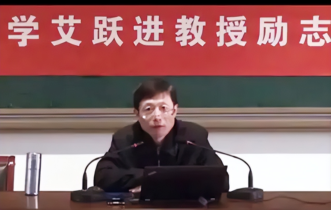 2014年艾跃进确诊胃癌，手术过后还未静养，偷偷回校连上8天课