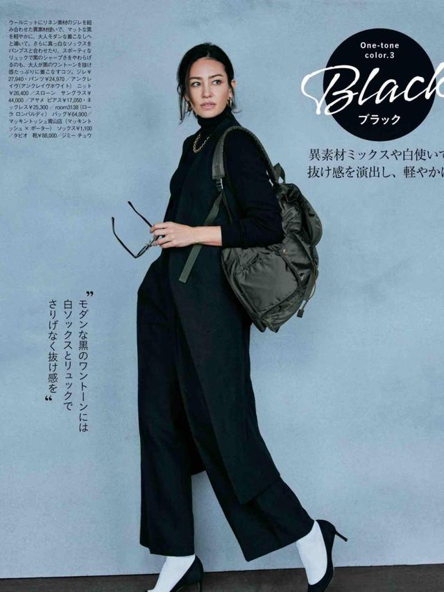 浅灰色围巾配什么衣服（黑白灰三种颜色的衣服搭配思路）