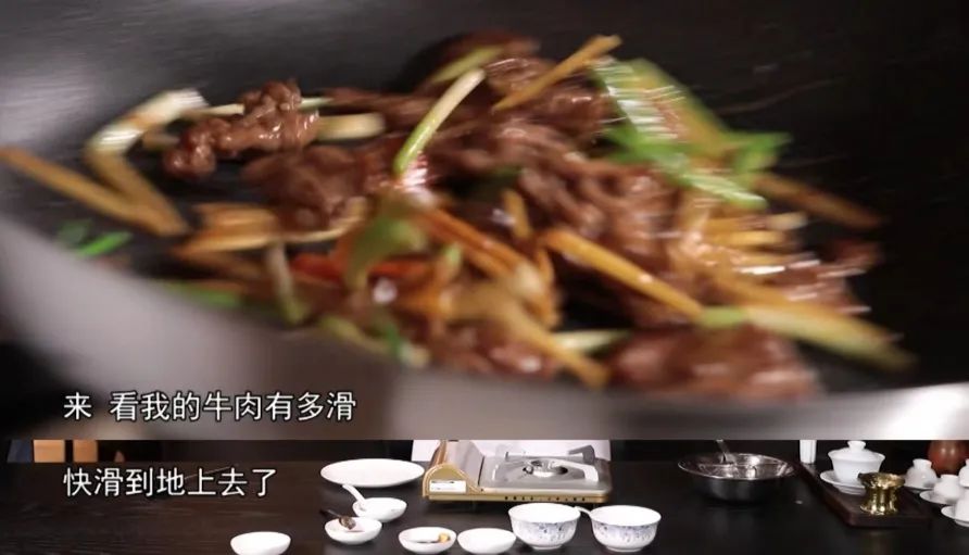 牛肉一炒就老？腌制时加点它，比豆腐还嫩滑！
