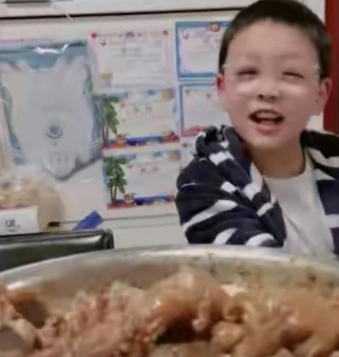 打死也不说孩子爸爸是谁，这8位独自带娃的女星，到底在坚持什么