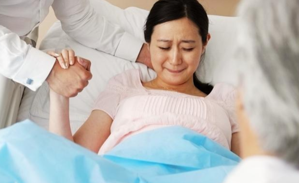 分娩时，妈妈为了宝宝努力，那你知道宝宝在做什么吗？看完暖哭了