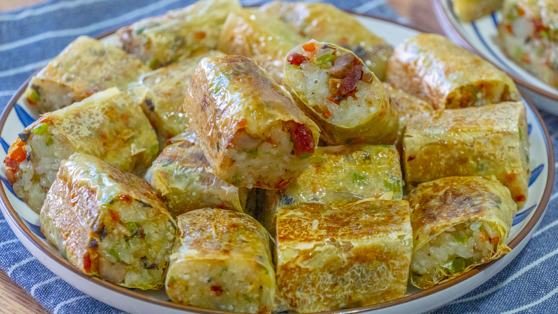 冬天早餐就要这样做，蒸一蒸，卷一卷，软糯又咸香，孩子抢着吃