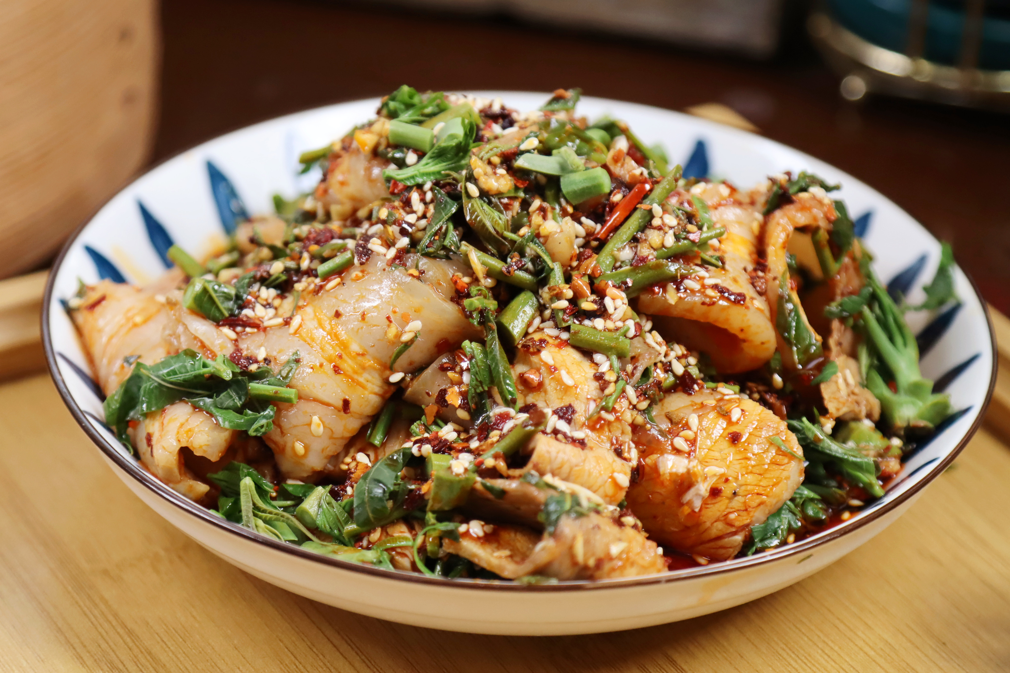 春天，五花肉和香椿是天生一對，煮熟了切片，簡單拌一拌可真香啊