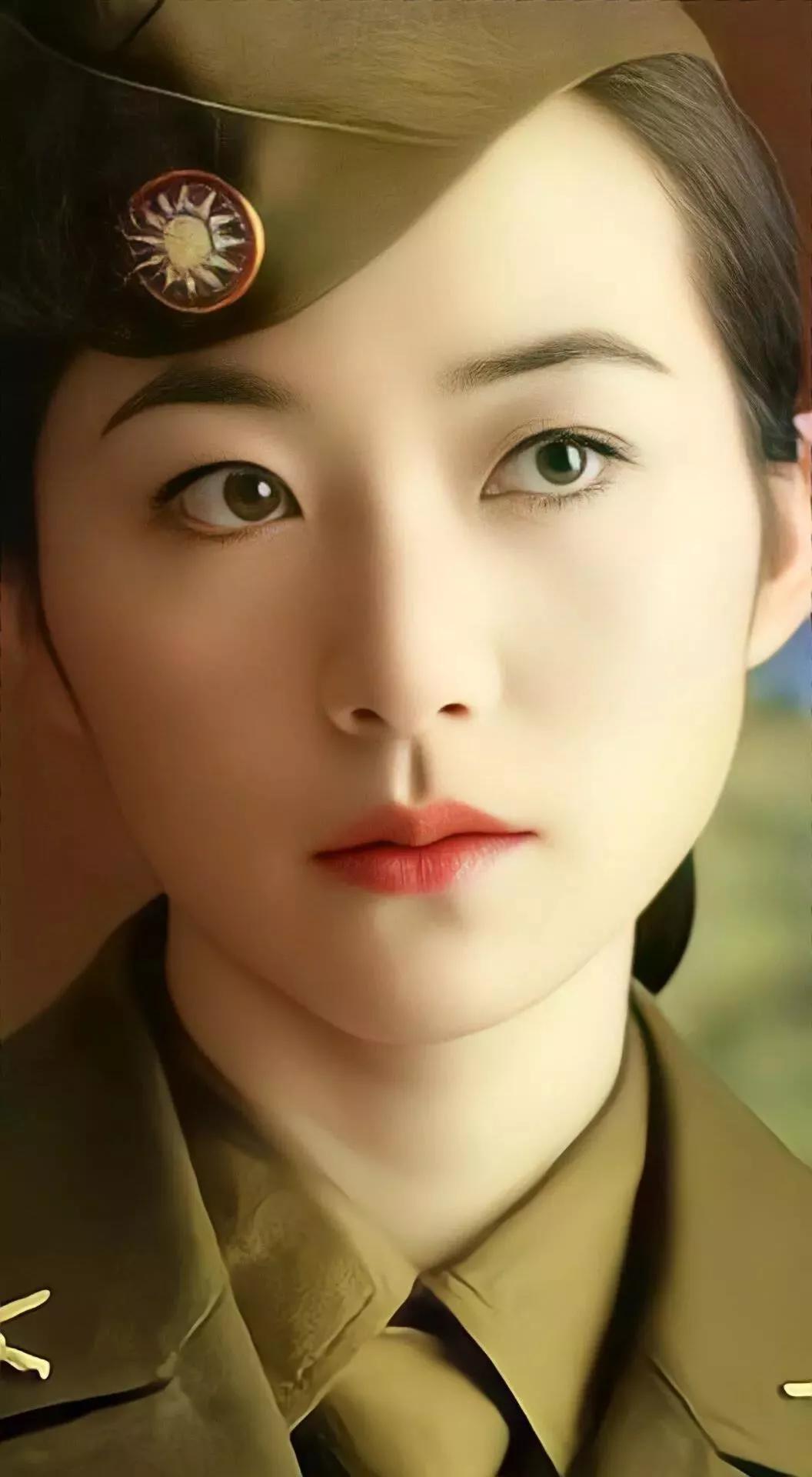 24明星军装女神美照，气质唯美，自信从容，美丽大方