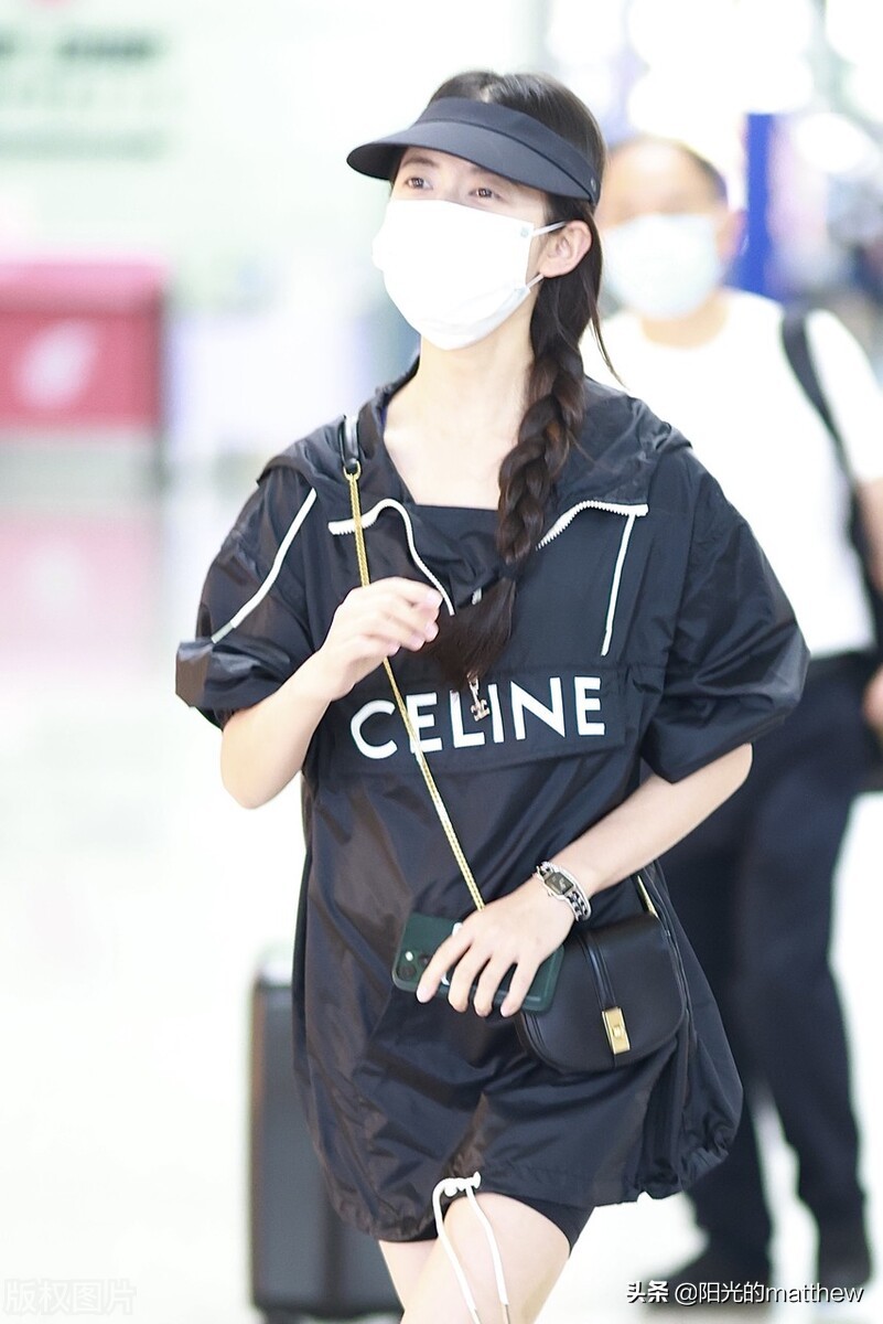 陈钰琪黑色套衫搭短裤现身机场秀美腿身材好