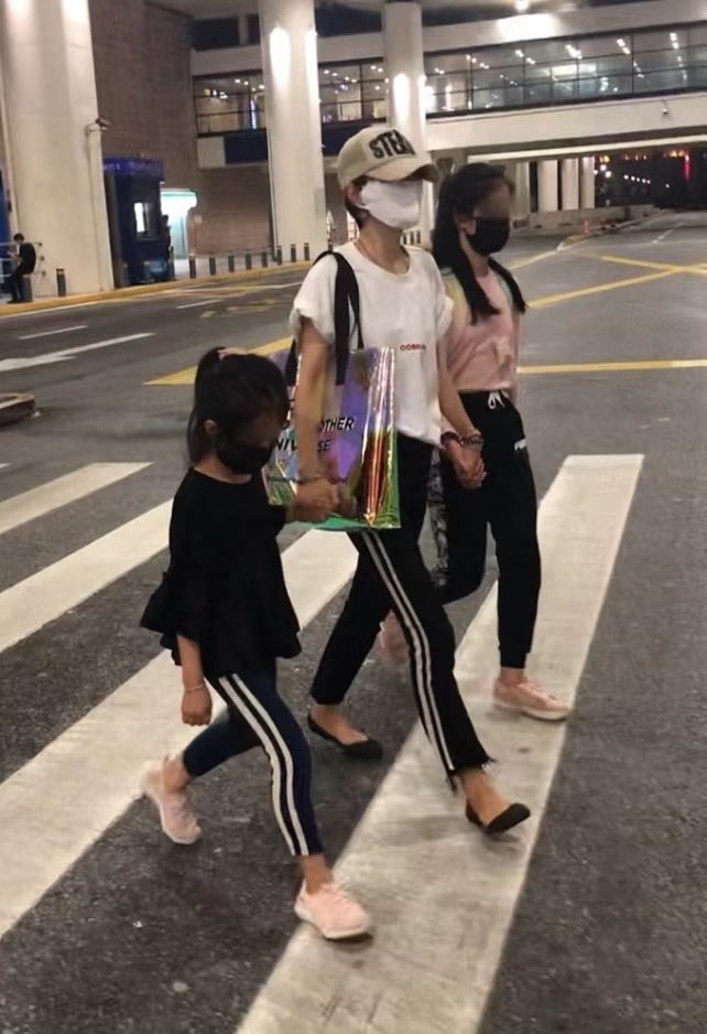 马伊琍品味真该提升了！娘仨穿成彼此翻版，但款式风格未免太普通