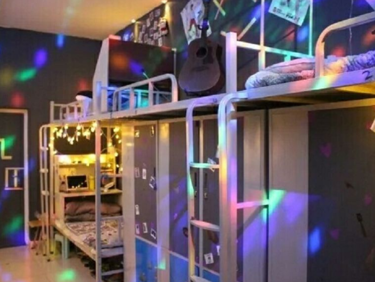 大学生“奇葩”的宿舍装饰，装饰前和室友多沟通，这真的交流过吗