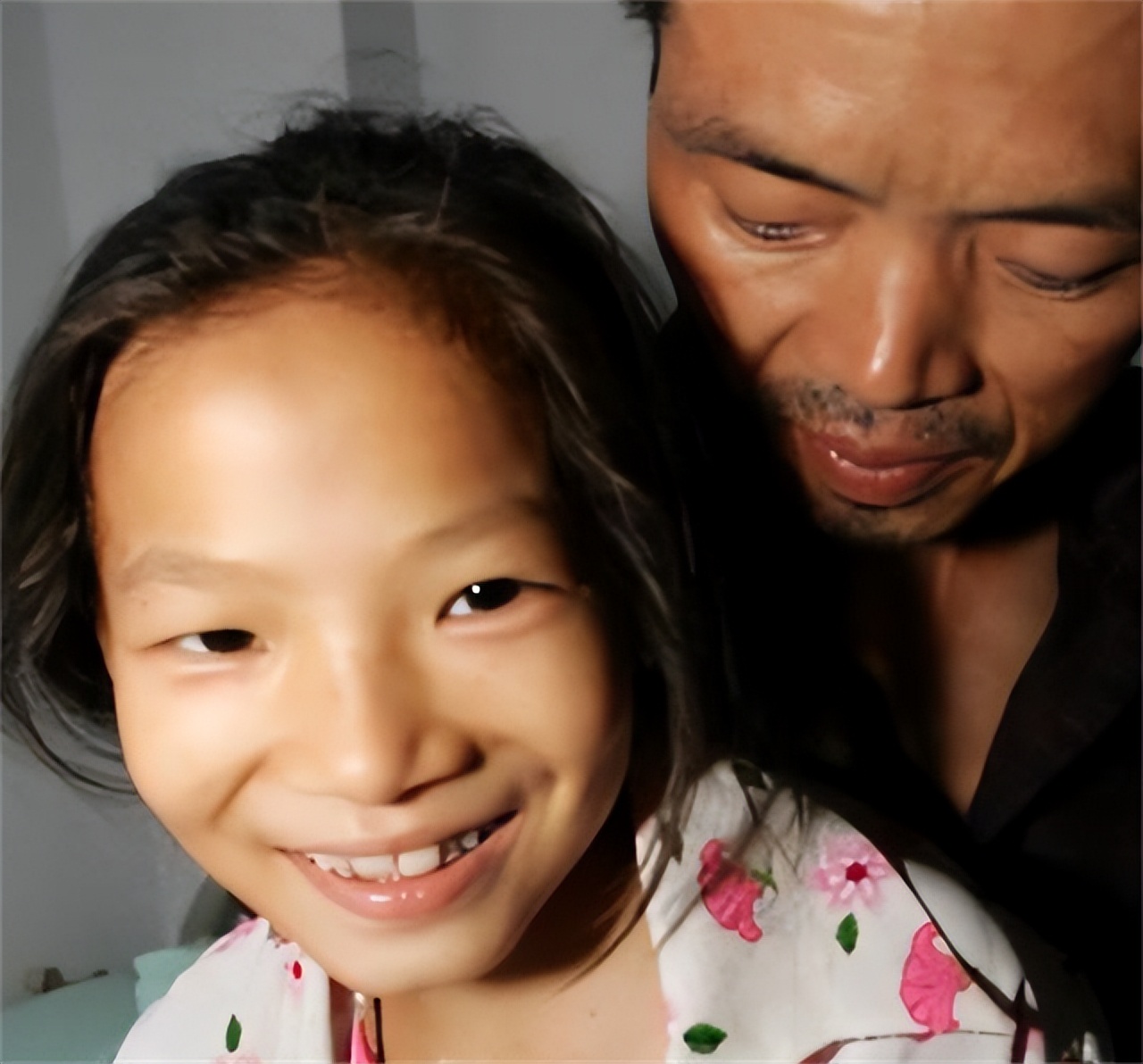 2005年女童身患白血病，为减轻养父负担，偷偷签下放弃治疗协议