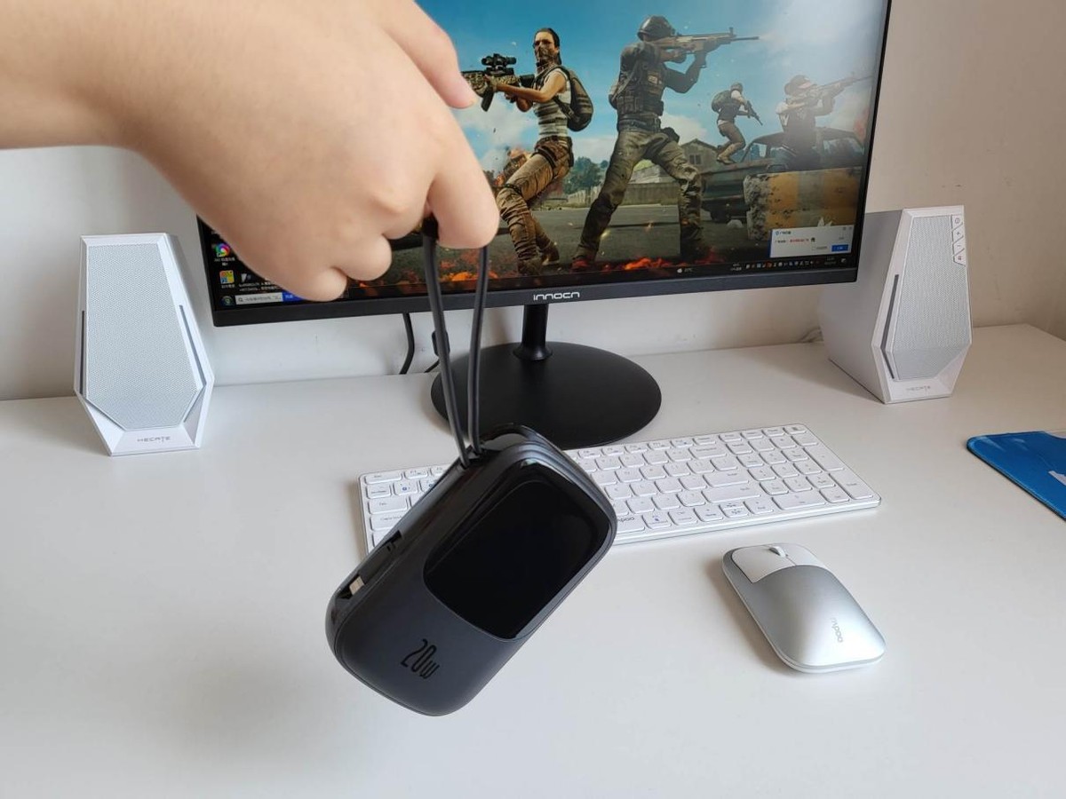 倍思Q数显快充移动电源——苹果安卓完美兼容，双机党必备掌中宝