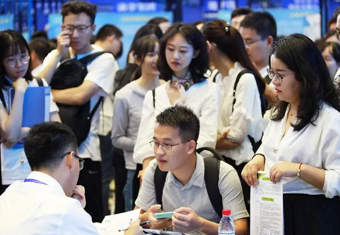 大学生街头采访，“985第一名”和“清北倒数第一”，你选择哪个