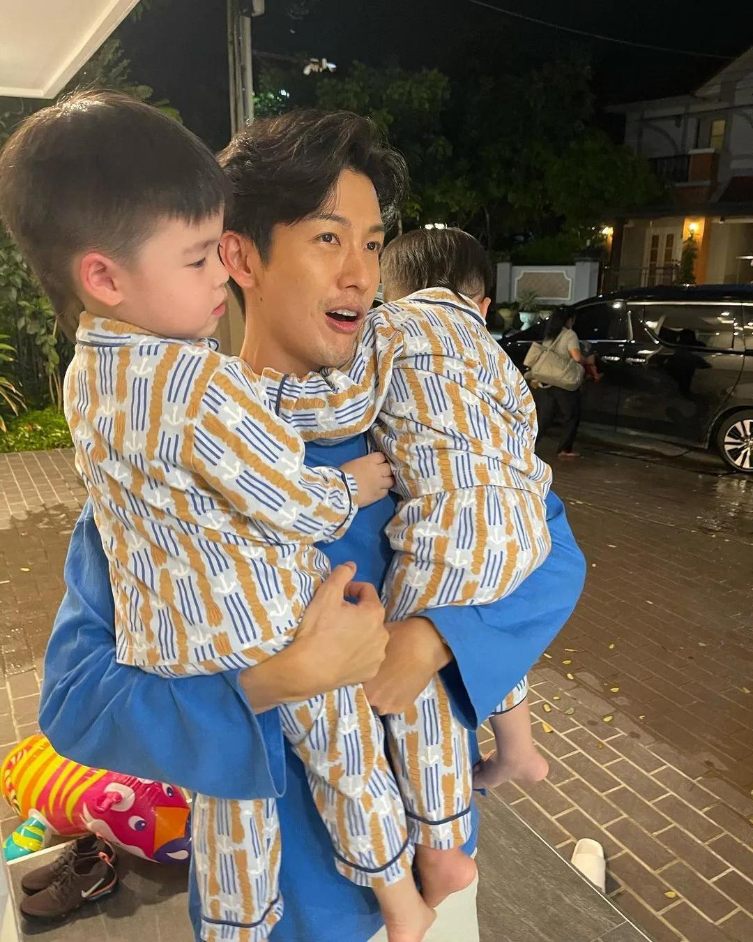 泰星push邀朋友到家玩～抱双胞胎玩敲开森