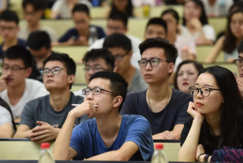 不同大学“课程表”大对比，大专生一周3节课，对比下侮辱性极强