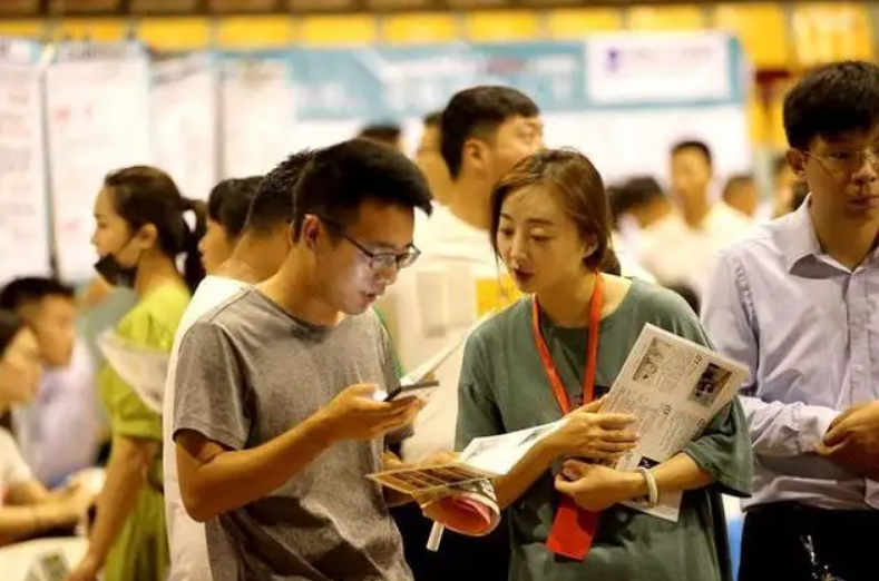 大学里严重饱和的4个专业，就业竞争激烈，就连考研都很“卷”