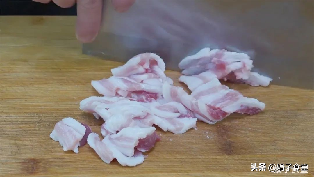 面条别水煮，放锅里简单一蒸，筋道、爽滑、入味，一次3碗吃不够