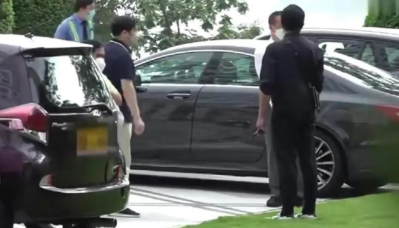 郭富城一家出游其乐融融，俩女儿穿姐妹装活泼可爱，岳父很显年轻