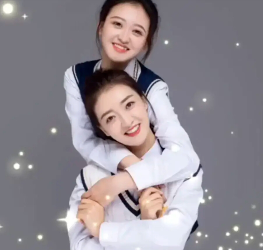 “岁月从不败美人”，母女学院风写真照走红，女大学生完败