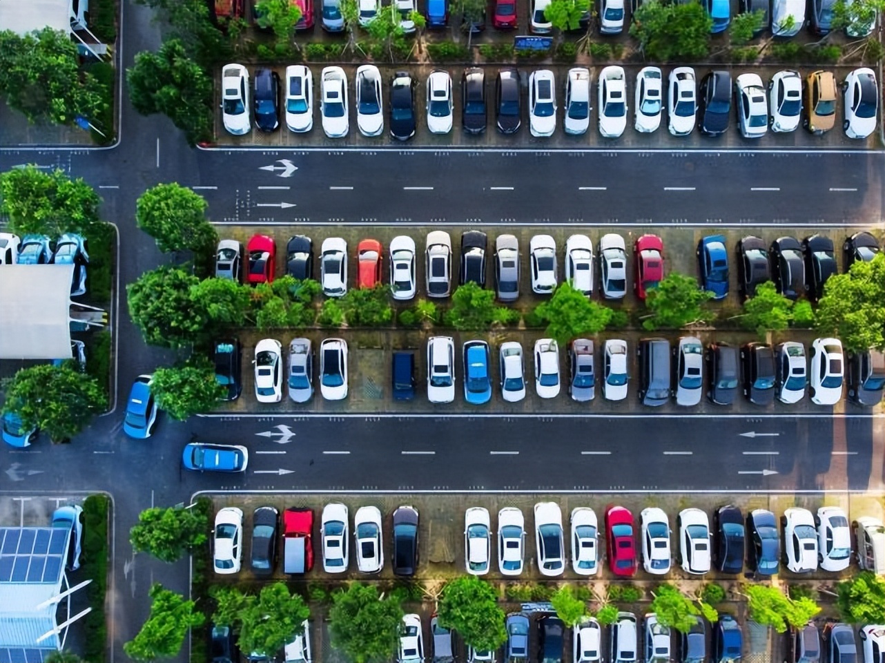 “蔚小理”公布6月新车交付量：小鹏15295辆最多 蔚来12961辆最少