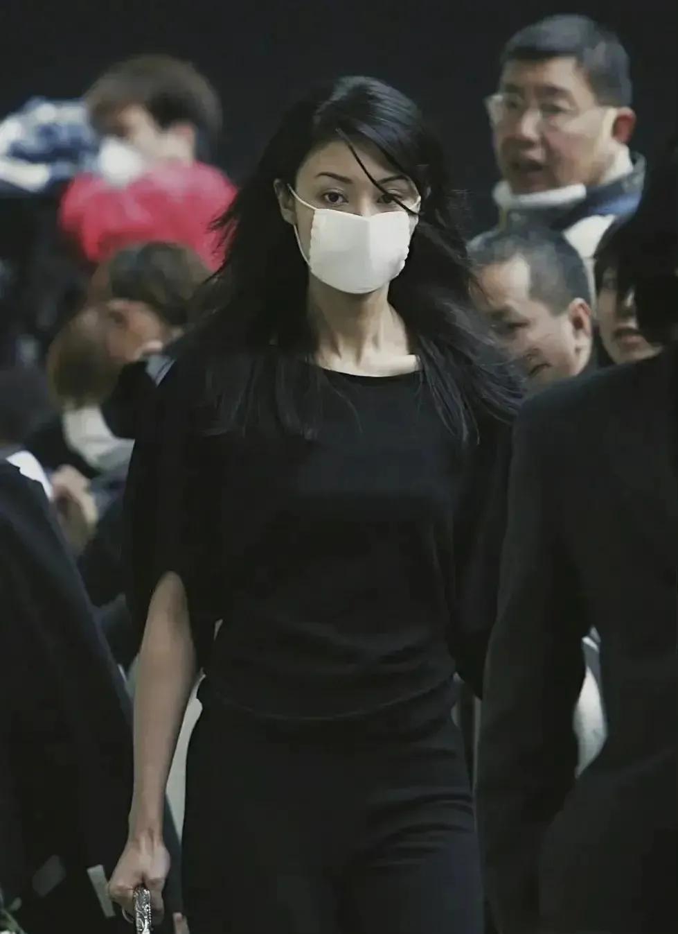 参加张国荣梅艳芳葬礼的众人