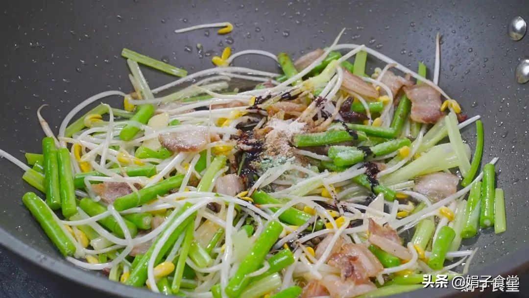 面条别水煮，放锅里简单一蒸，筋道、爽滑、入味，一次3碗吃不够