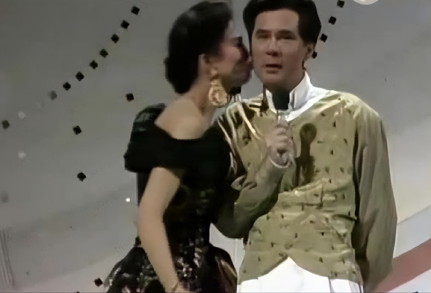 “香江奇女”郑裕玲：两段感情耗费26年青春，64岁未婚没孩子