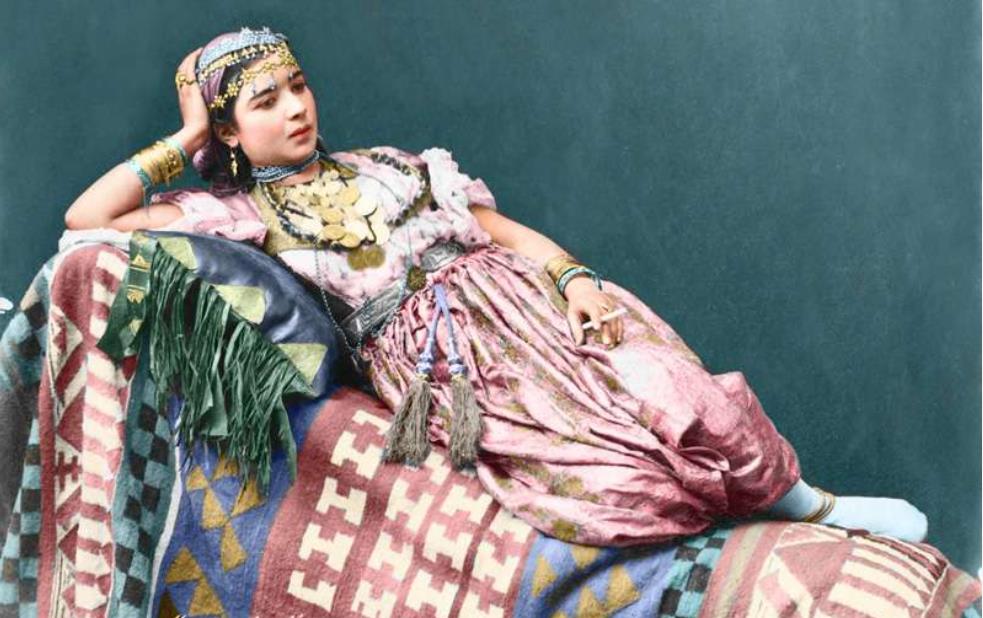 这张照片是摩尔人女性,婀娜多姿,与今天一般人对伊斯兰女性的