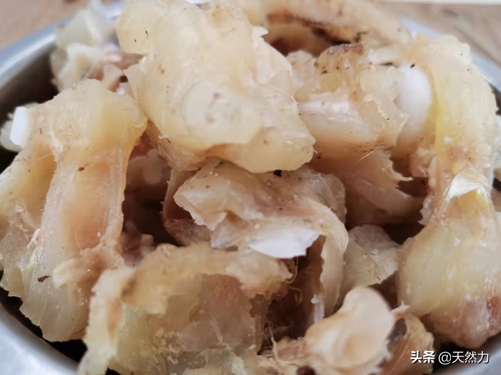 牛蹄筋要怎么做才软烂入味，教你家常做法，一口下去全是胶原蛋白