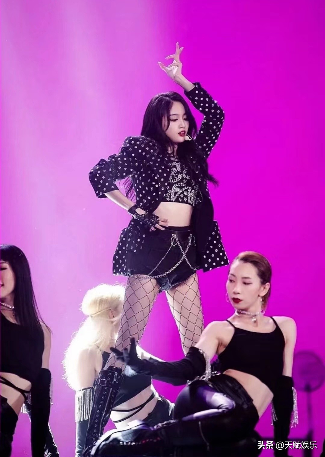 歌手30张演唱相片，大家猜准她是谁？小编给大家奖励（3）