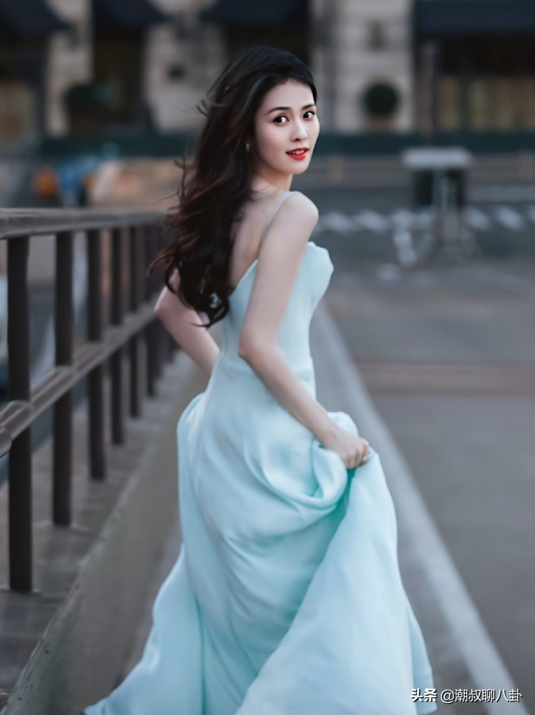 清纯可爱一面的白鹿，蓝色长裙太美了