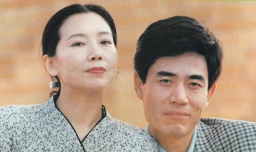 6位娱圈明星夫妻，从校服到婚纱，个个娶初恋，在一起最长40年