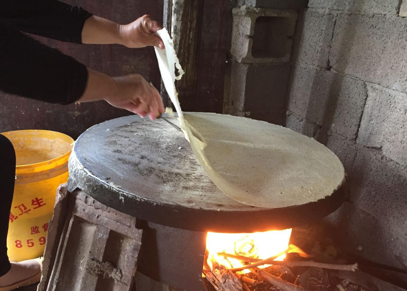 那时候在农村,基本上家家都有这种鏊子,有句俗语还说"没有鏊子的家,就