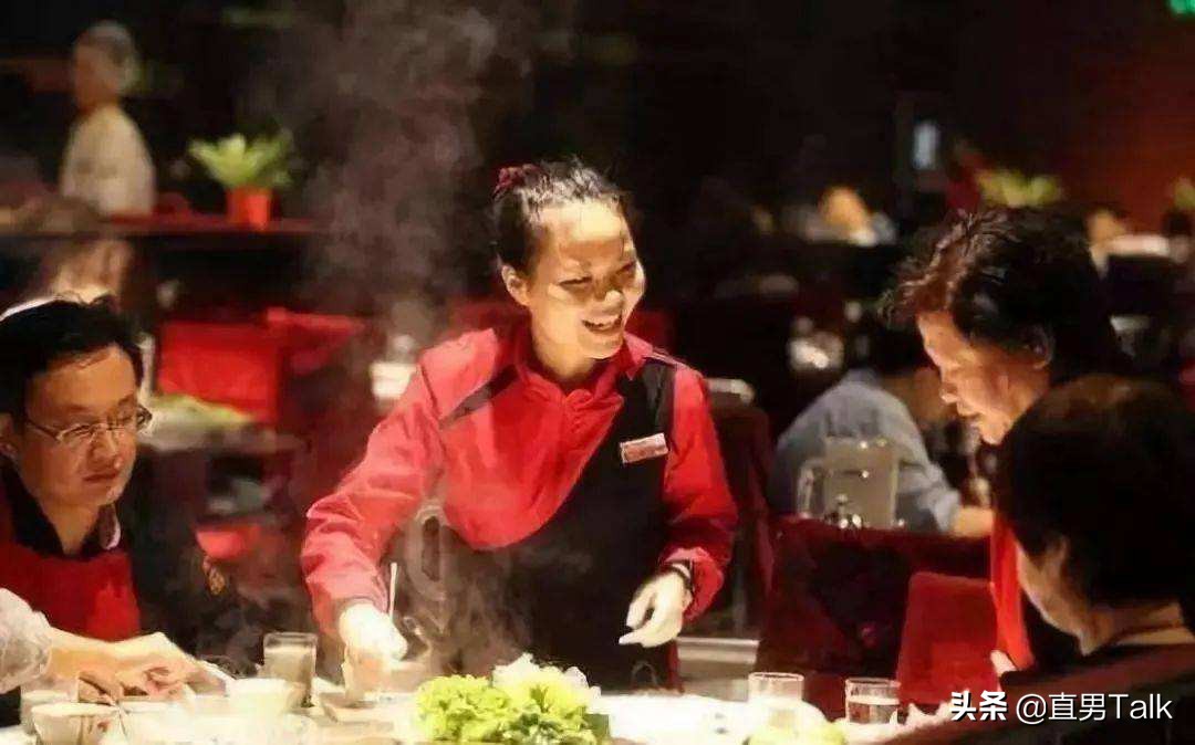 中国最牛服务员：一个初中文化的川妹子，怎么挑起海底捞的大梁？