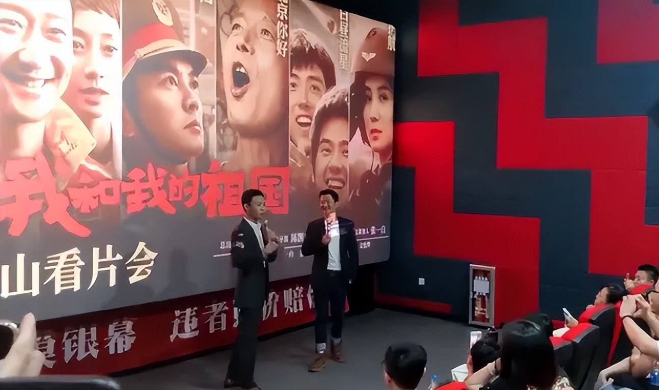 全员零片酬，黄渤无替身爬22米旗杆，《我和我的祖国》幕后故事