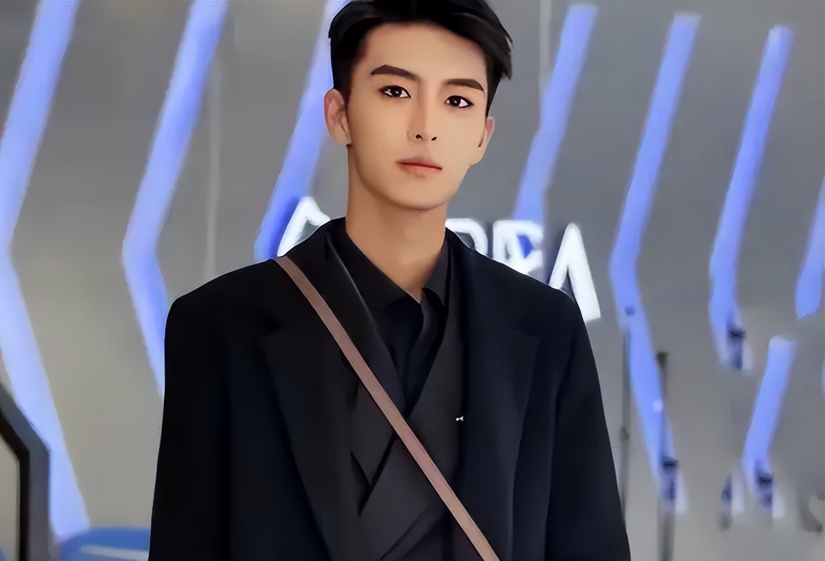 中传新校草候选人,17岁少年拿下艺考第一,气质清冷辨识度高