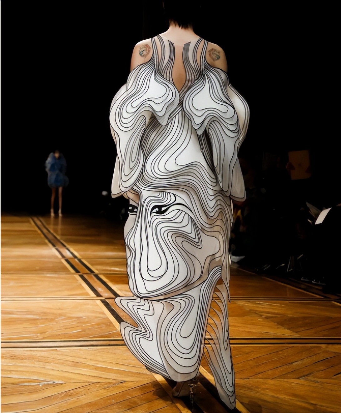 Iris van Herpen 她用垃圾引领时尚潮流，废物也能成为高级定制衣服