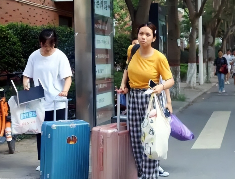 辽宁大中小学暑假时间已出炉，学生们兴奋不已，家长却欲哭无泪