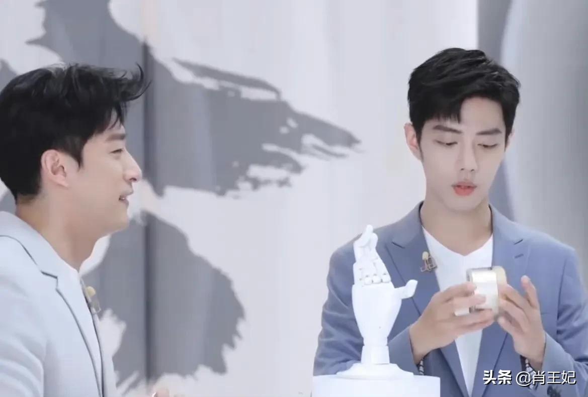 肖战他可真帅啊,帅到没边呀,这身材比例可太完美了