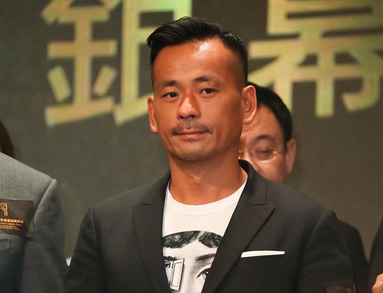 和混血嫩模“人肉沙发”的周焯华，也走到了今天