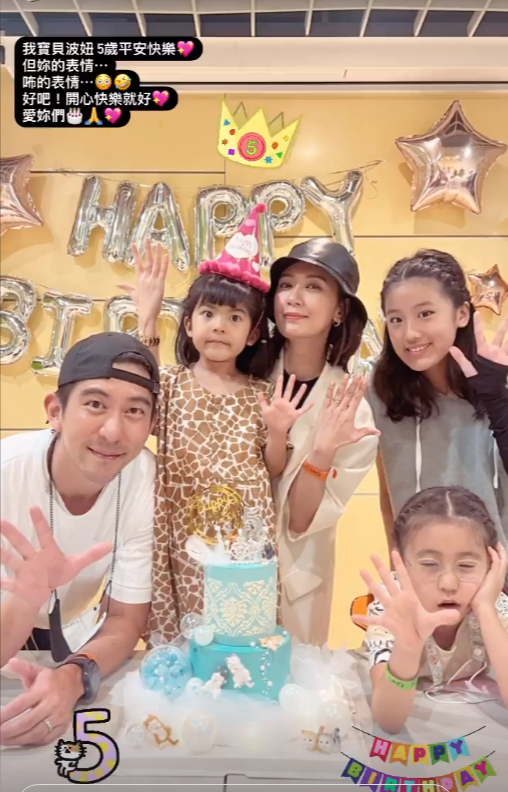 贾静雯晒与大女儿合照，16岁梧桐妹长成美少女，母女同框似姐妹花