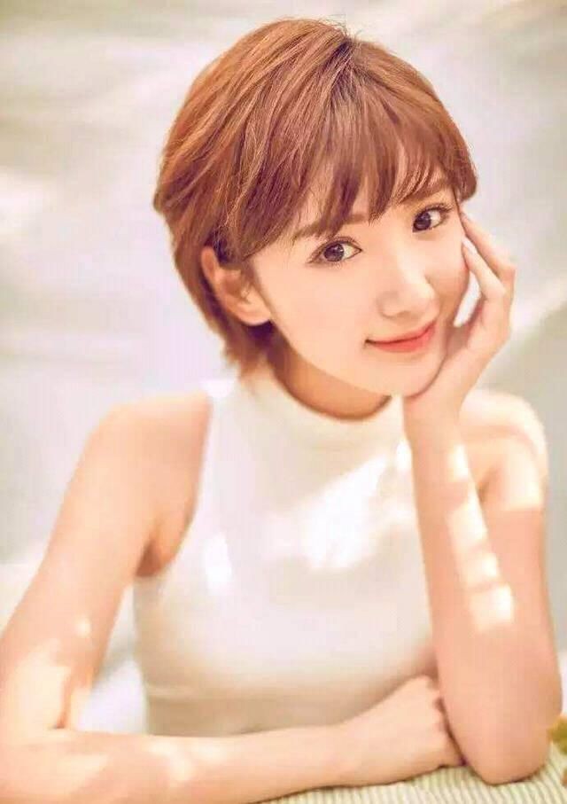 同样是“齐耳短发”，杨紫清爽减龄，迪丽热巴让人不忍直视