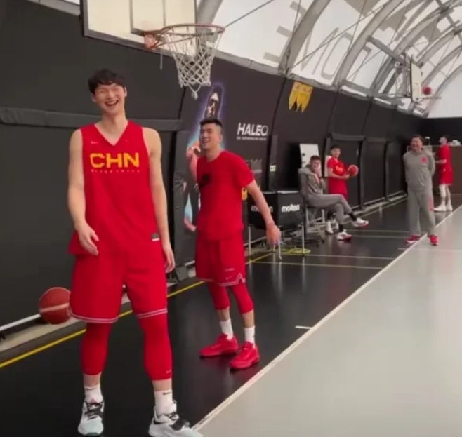 nba篮下有人为什么不隔扣(郭艾伦隔扣王哲林，杜锋看到呵呵大笑 在CBA不扣篮有3大原因)