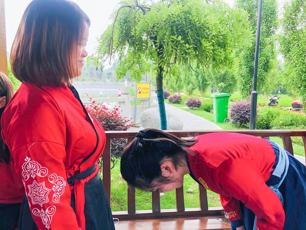 金桥小学参加“非遗传播周·青青艾草香悠悠故里情”主题活动