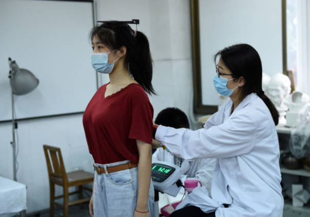 高考体检时学生需全部脱光？高三学生被吓坏，医生：我也不想看