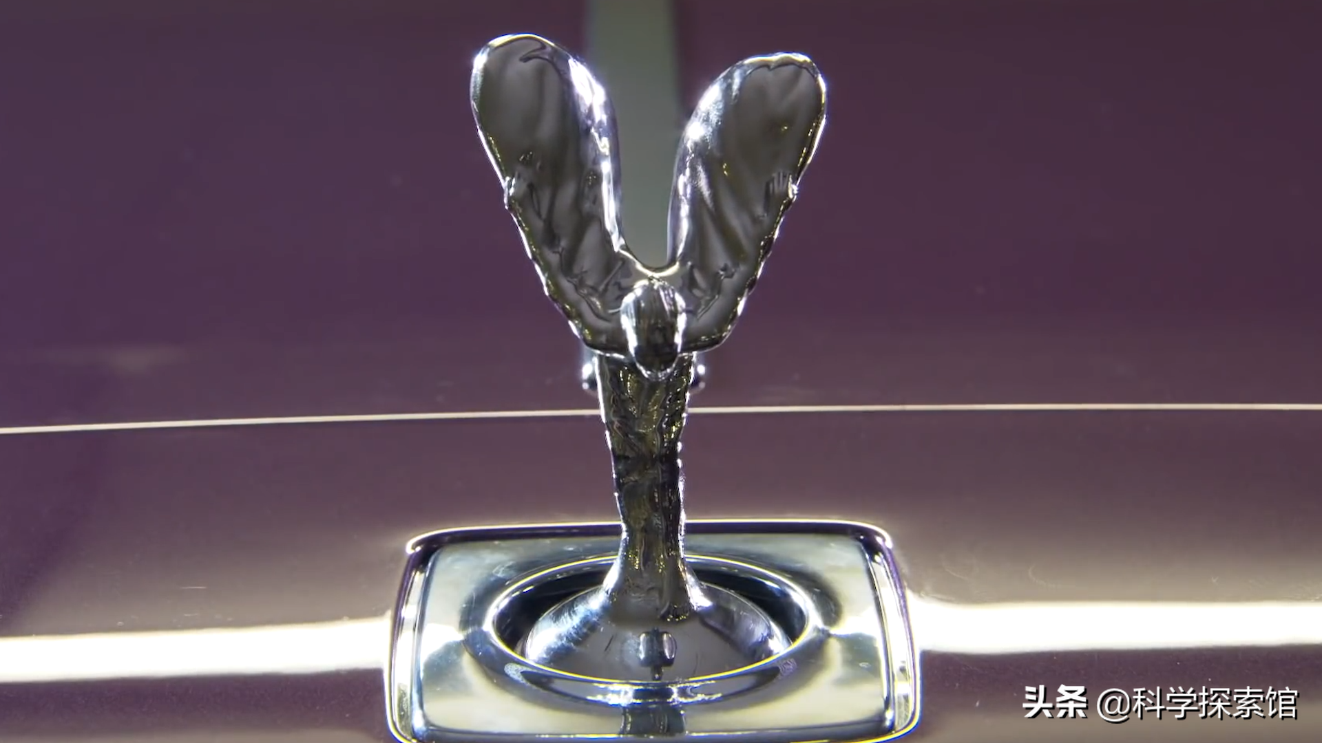 此外,劳斯莱斯的车标飞翔女神,这可是一个只可远观不可亵玩的标志