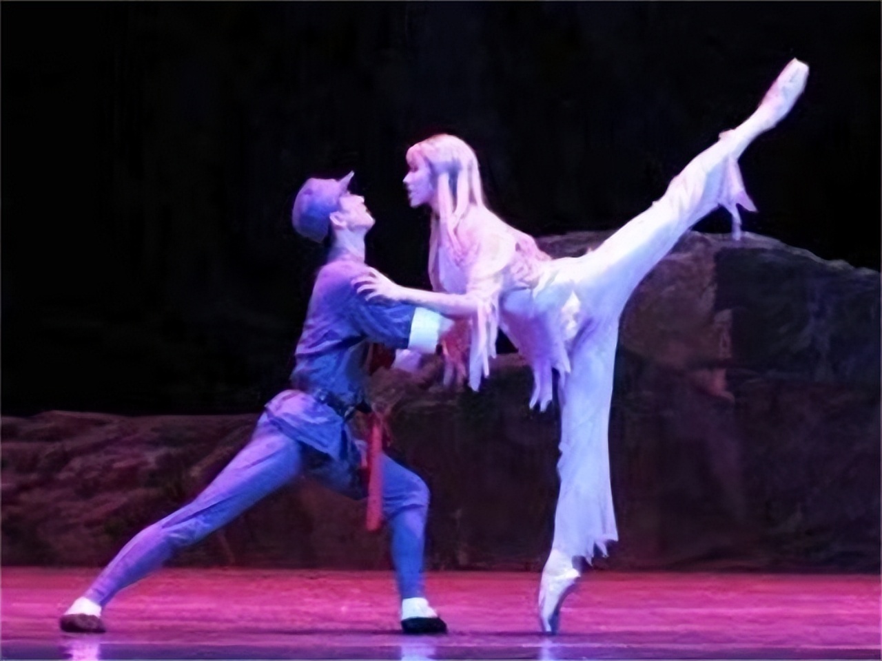 石钟琴：饰演“白毛女”爆红，恋人苦等她十年，今77岁仍热爱舞蹈