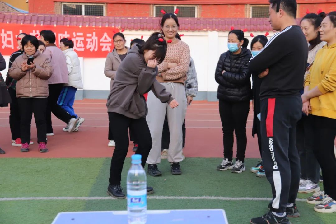 欢庆女神节日 尽展巾帼风采—自由路小学举行三八妇女节趣味运动会