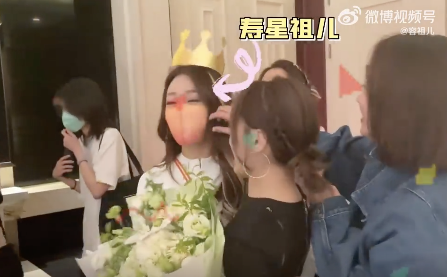 Twins霍汶希为42岁容祖儿庆生，相拥献吻姐妹情深，陈妍希送祝福